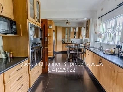 Luxurious 5-Bedroom Home in Alexandra Park