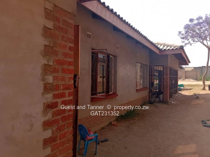 3-Bedroom House for Sale in Chitungwiza Unit L – Council Cession with Community Borehole Access
