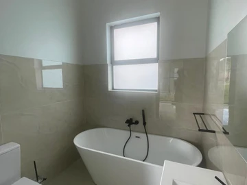 4 Bedroom Flat & Apartment