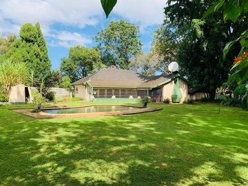 6-Bedroom Home with Pool on 2500 m² in Marlborough!