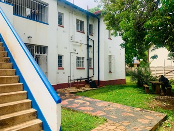2 Bedroom Flat & Apartment