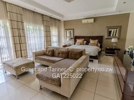 Luxurious 5-Bedroom Home in Alexandra Park