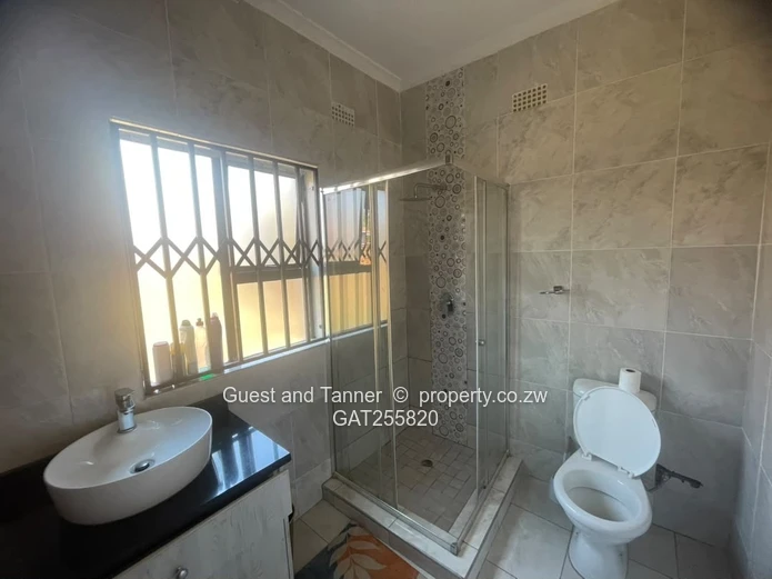 Spacious 5-Bedroom Home with 3-Bedroom Cottage - Gletwin Chishawasha