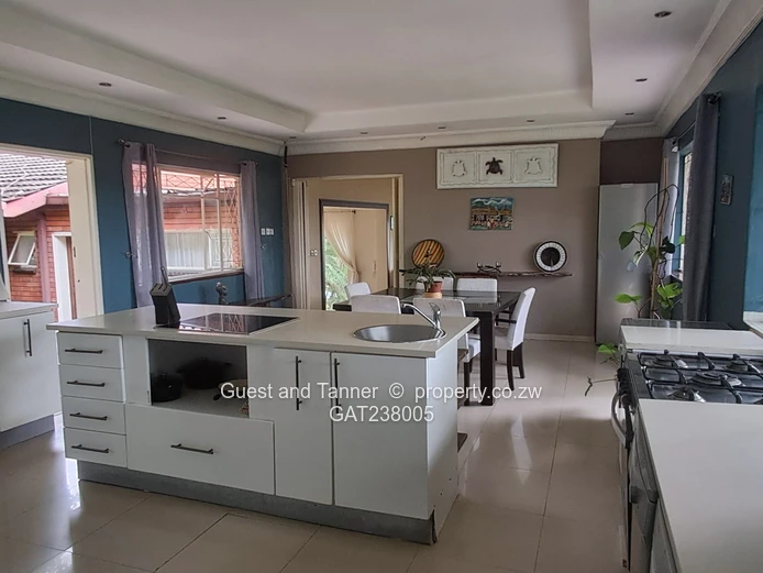 Luxury Glen Lorne House for Sale – 5 Bedrooms, Spa, Solar, Borehole & 7,000 sqm Stand