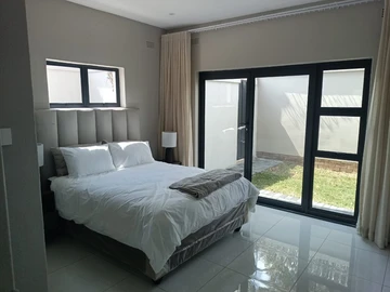 2 Bedroom Flat & Apartment