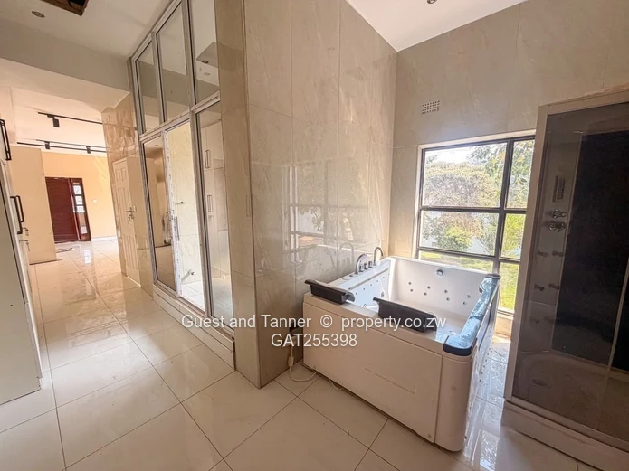 EMERALD HILL | SUBSTANTIAL 5-BEDROOM RESIDENCE ON 2000m²