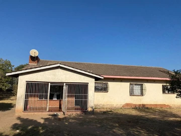 Spacious 4-Bedroom Home with Cottage in Waterfalls