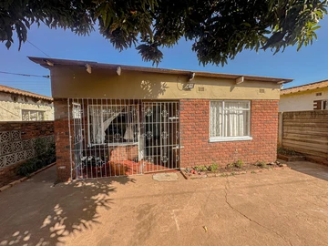 A House For Sale In Warren park 