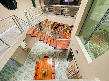 6 Bedroom House