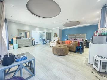 6 Bedroom House