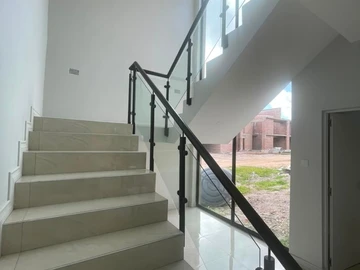 4 Bedroom Flat & Apartment