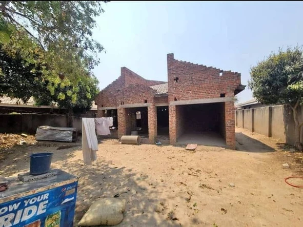 Incomplete 4-Bedroom House for sale in Waterfalls