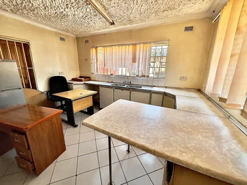 Commercial Property located in Eastlea For Rental