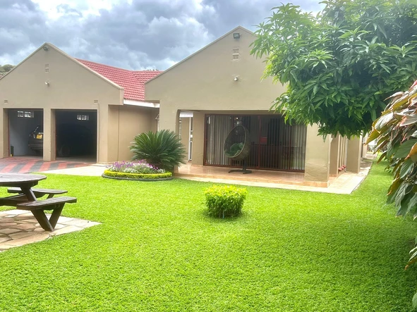 Charming 4-Bedroom House with Cottage