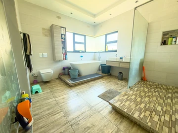 6 Bedroom House