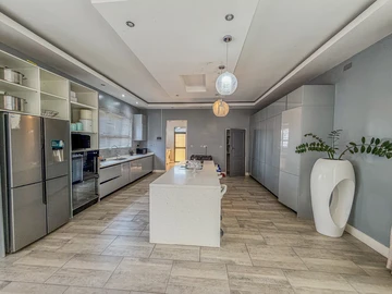 6 Bedroom House