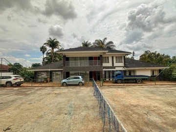 6 Bedroom House