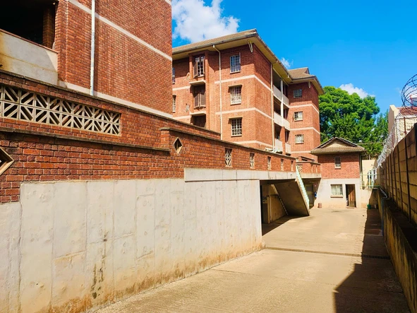  1-Bedroom Ground Floor Flat for Sale in Avenues
