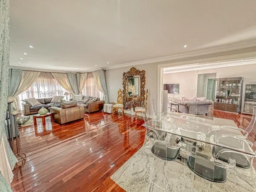 6 Bedroom House