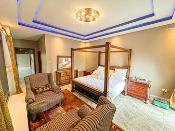 6 Bedroom House