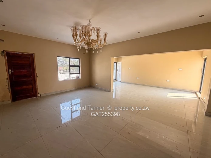 EMERALD HILL | SUBSTANTIAL 5-BEDROOM RESIDENCE ON 2000m²