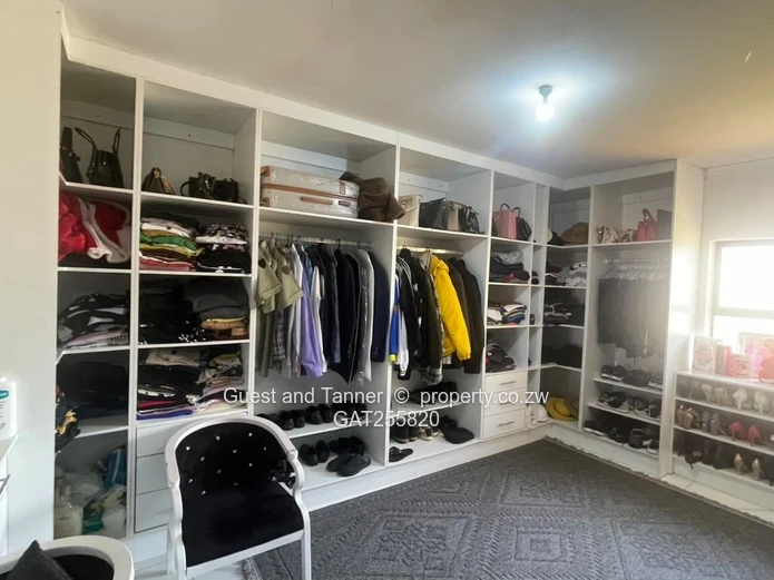 Spacious 5-Bedroom Home with 3-Bedroom Cottage - Gletwin Chishawasha