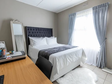 2 Bedroom Flat & Apartment