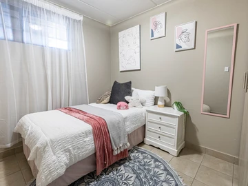 2 Bedroom Flat & Apartment