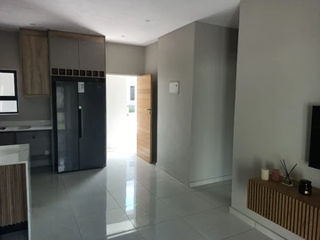 2 Bedroom Flat & Apartment