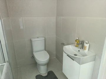 2 Bedroom Flat & Apartment