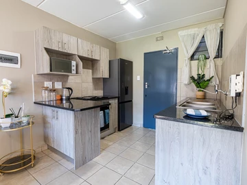 2 Bedroom Flat & Apartment