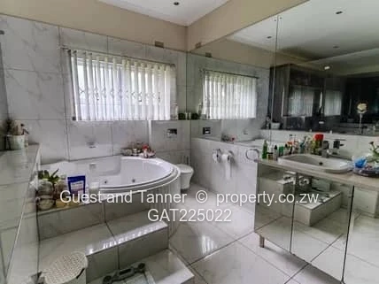 Luxurious 5-Bedroom Home in Alexandra Park