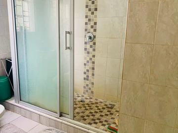 2 Bedroom Flat & Apartment