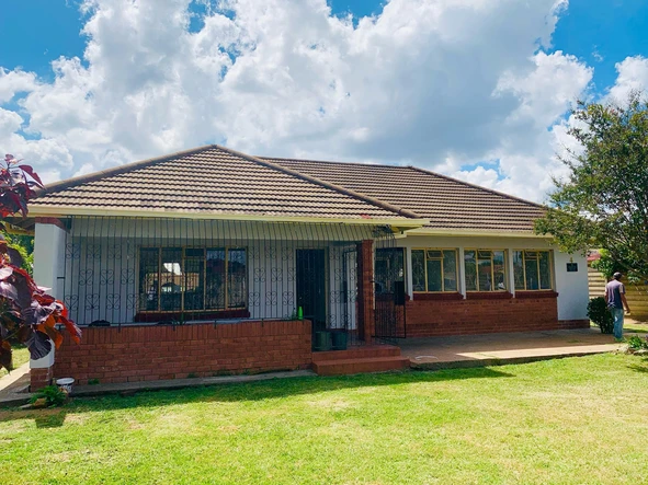 3 Bed home with a 2 bed cottage for rent in Arcadia