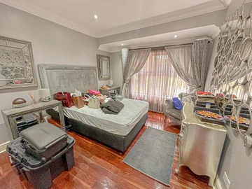 6 Bedroom House