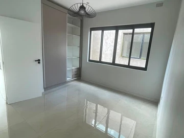 4 Bedroom Flat & Apartment