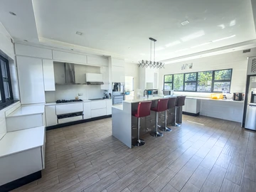 6 Bedroom House