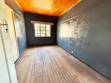 Commercial Property located in Eastlea For Rental