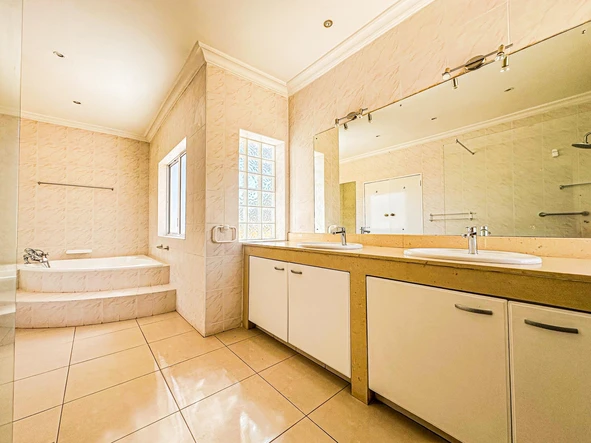 6 Bedroom House