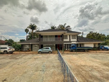 6 Bedroom House