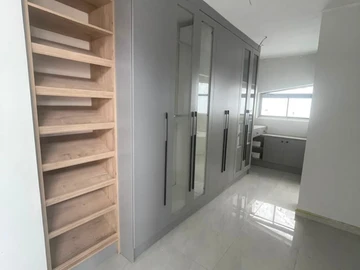 4 Bedroom Flat & Apartment
