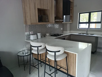 2 Bedroom Flat & Apartment