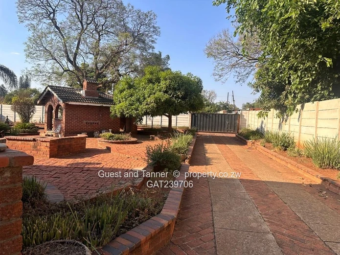 Prime Belvedere Family Home for Sale - Cottage, Swimming Pool & Mature Landscaped Garden with Deed (Sole Mandate)